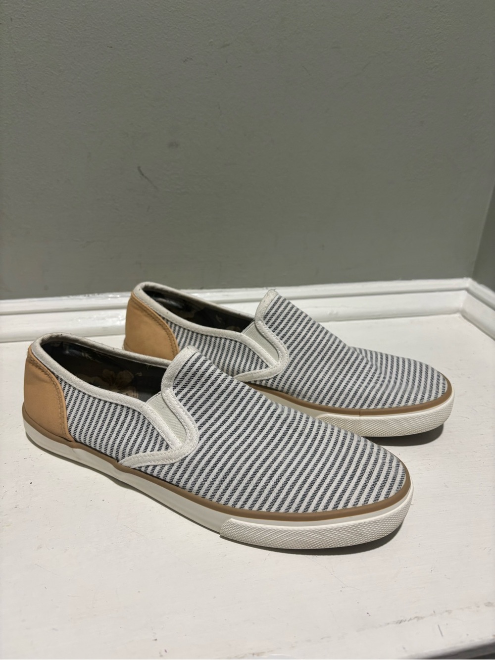 Margaritaville Women’s Slip-On Canvas Sneakers in White & Tan -size 9